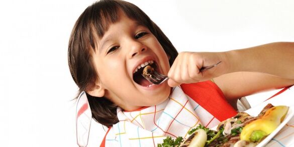 детето яде зеленчуци на диета с панкреатит