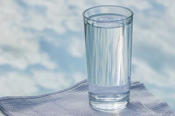 чаша вода за мързелива диета